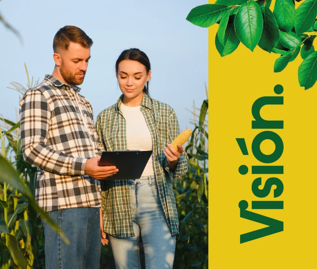 Agricultor inspeccionando cultivos con un sistema de riego, representando la visión de Merco Riego de liderazgo en soluciones de riego sostenible en Colombia y su expansión internacional.